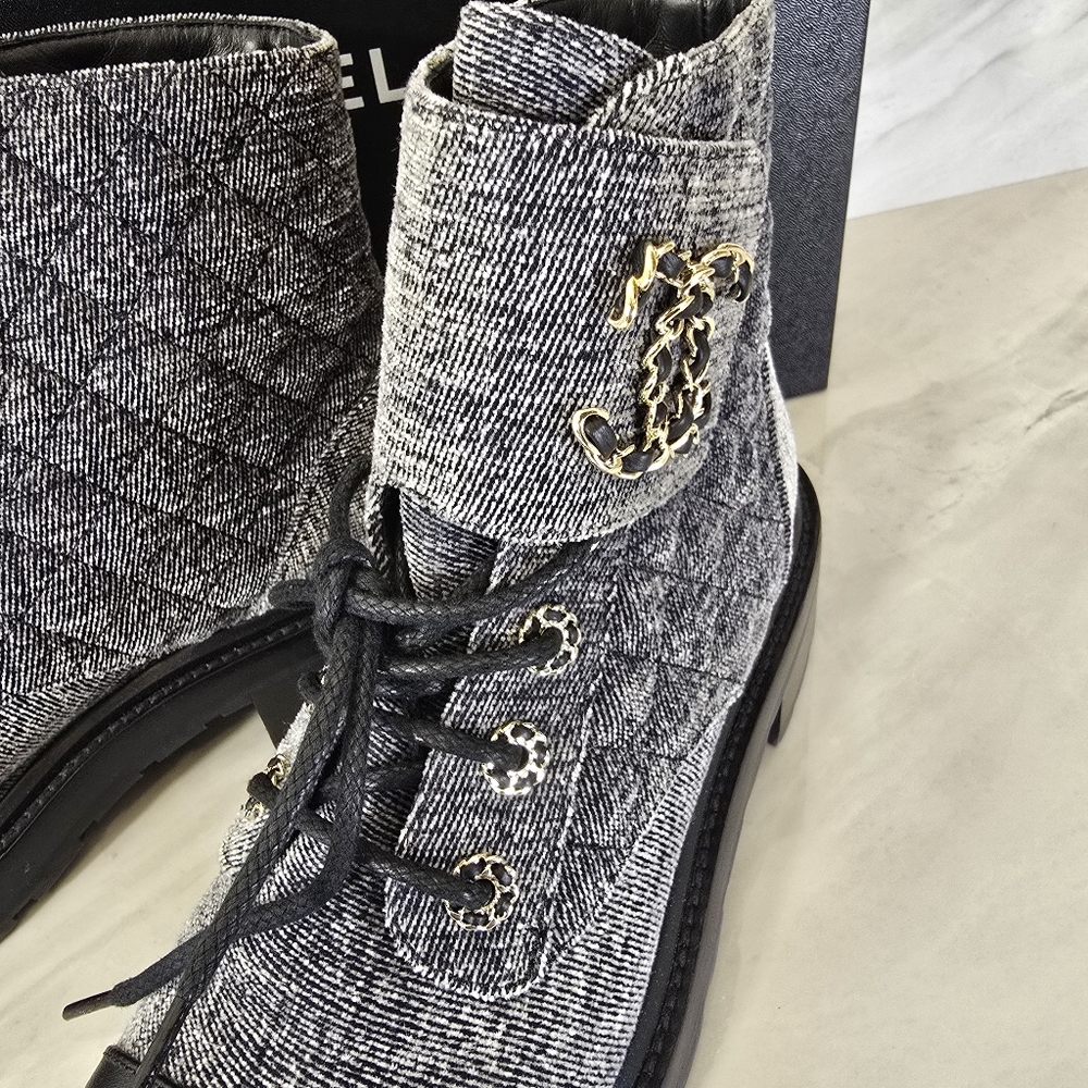 🔥RARE🔥 Chanel CC Velvet Boots - Picture 4 of 13